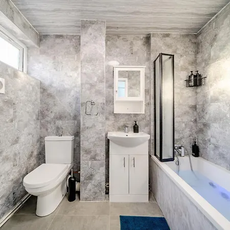 Stylish Urban Escape With Free Parking In * Manchester