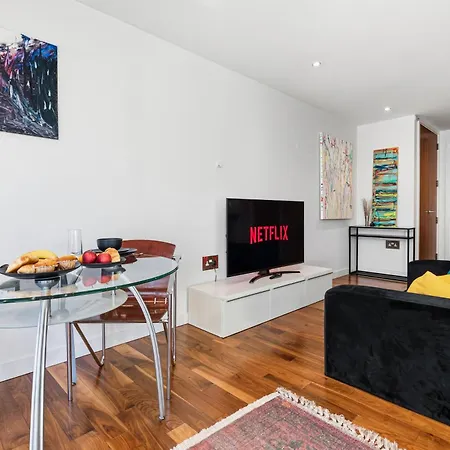 Centre 1b With Free Private Parking & Balcony