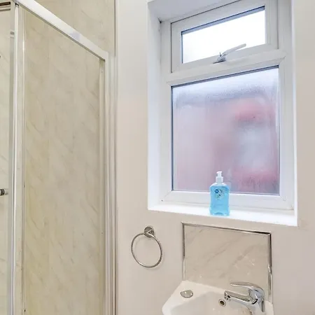 Spacious 4 Bedroom House With Pacman,darts, Netflix By Vista Short Lets * Manchester