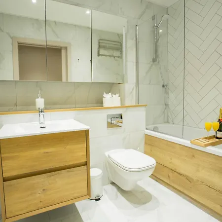 Spacious 3-bed Retreat - Modern & Super דירה