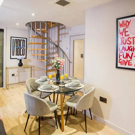 Spacious 3-bed Retreat - Modern & Super Apartman *