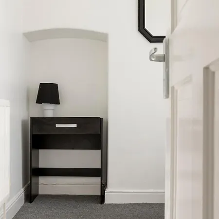 דירה Free Parking, Large House For Contractors & Families, Sleeps 6, 15mins To Centre *