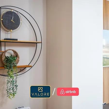 Apartament Luxury Waterfront 2br - Free Gym Access & Parking