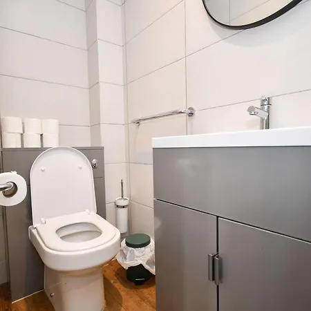 Convenient 2bed Flat W Security *