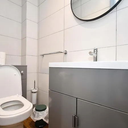 Convenient 2bed Flat W Security Manchester