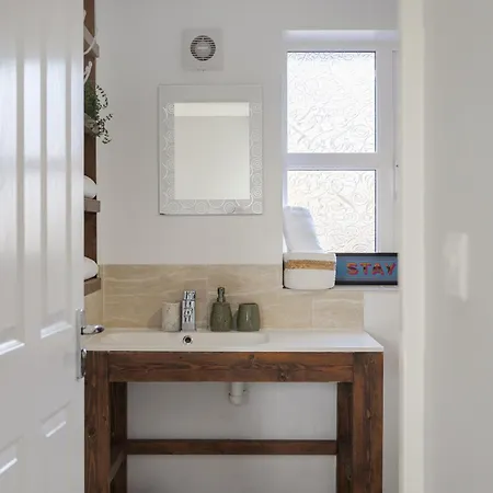 Spacious 3 Bed - Parking, Wi-fi & Garden Manchester