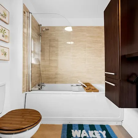 Stylish 3br - Sleeps 7 - 15 Min To Centre, Parking Garden & Fast Wi-fi * マンチェスター