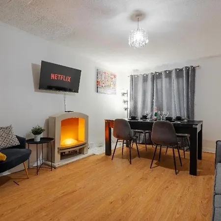 Lavish 2-bdr & Comfy 5-bed - Ideal For Contractors & Long - Near Piccadilly & Etihad - Fast Wi-fi - Sleeps 7 - Free On-site & On-street Parking - Private Garden Manchester