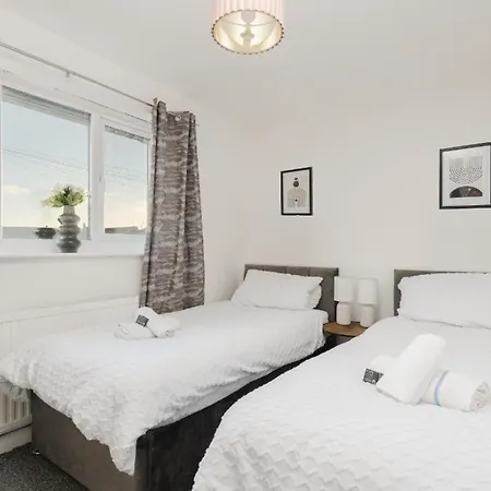 Apartment Lavish 2-bdr & Comfy 5-bed - Ideal For Contractors & Long - Near Piccadilly & Etihad - Fast Wi-fi - Sleeps 7 - Free On-site & On-street Parking - Private Garden *