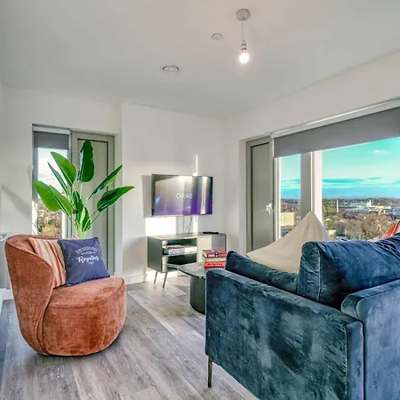 2-br Flat - & Town Centre View -1 Minute To Train & Tram Station - Sleeps 5 Appartement