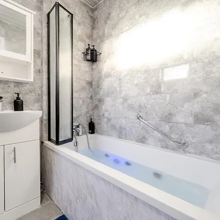 Stylish Urban Escape With Free Parking In