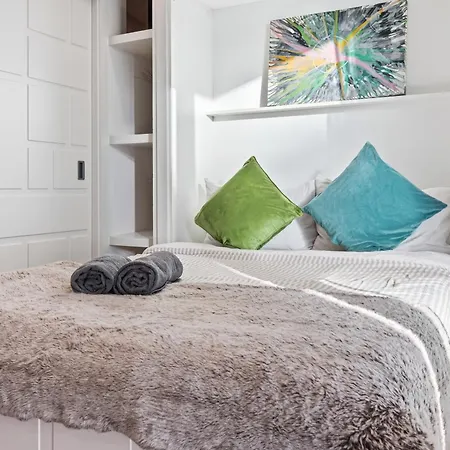 Centre 1b With Free Private Parking & Balcony * Manchester