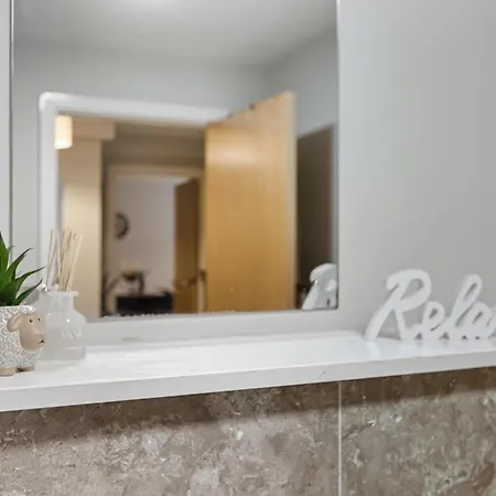 Appartamento Lux 2bd, Free Parking & Wifi, Near Mcr Center And Media