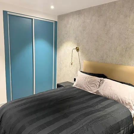 Modern 2br In Piccadilly