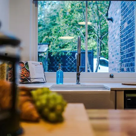 Perfect Getaway At Smedley House Manchester