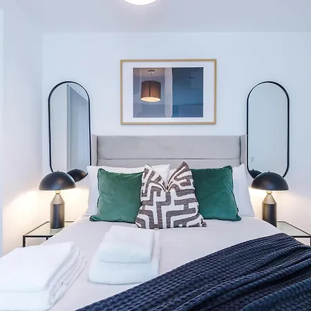 Modern 2br W Secure Parking Salford *