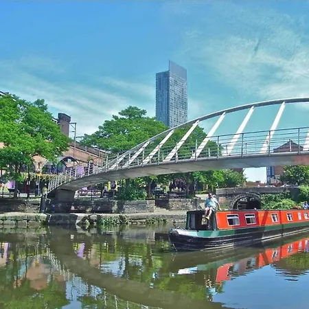 Boutique Centre Apartment, Balcony, Parking *