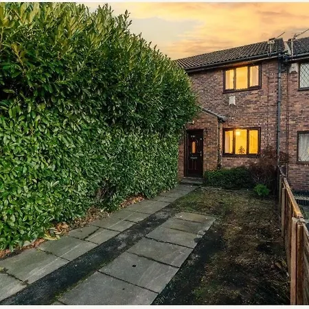 Apartment Lavish 2-bdr & Comfy 5-bed - Ideal For Contractors & Long - Near Piccadilly & Etihad - Fast Wi-fi - Sleeps 7 - Free On-site & On-street Parking - Private Garden *