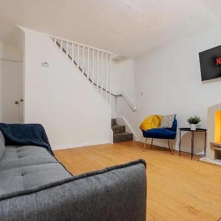 Lavish 2-bdr & Comfy 5-bed - Ideal For Contractors & Long - Near Piccadilly & Etihad - Fast Wi-fi - Sleeps 7 - Free On-site & On-street Parking - Private Garden Apartment Manchester