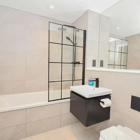 Contemporary Flat In W Balcony Apartman