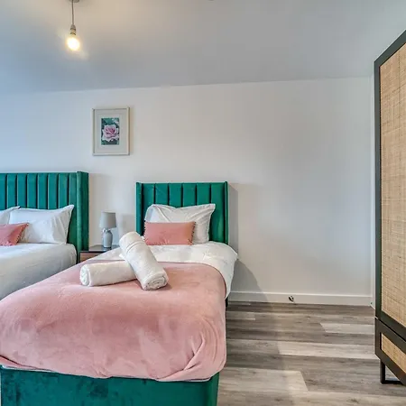 2-br Flat - & Town Centre View -1 Minute To Train & Tram Station - Sleeps 5 Manchester