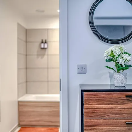 1-br Flat In Eccles - 1 Minute Walk To Train & Tram Station - Sleeps 3 *