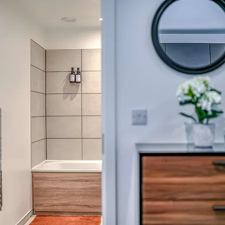 1-br Flat In Eccles - 1 Minute Walk To Train & Tram Station - Sleeps 3 Apartamento *