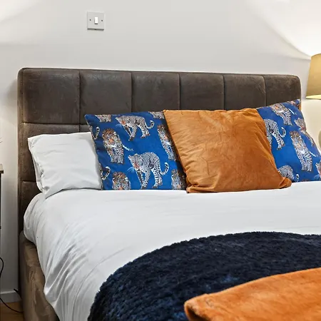 Rooftops View, Northern Quarter, Balcony Apartment