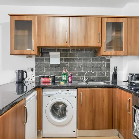 Center Base Spacious With Secure Parking * Mánchester