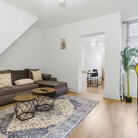 Apartamento Spacious 4 Bedroom House With Pacman,darts, Netflix By Vista Short Lets *