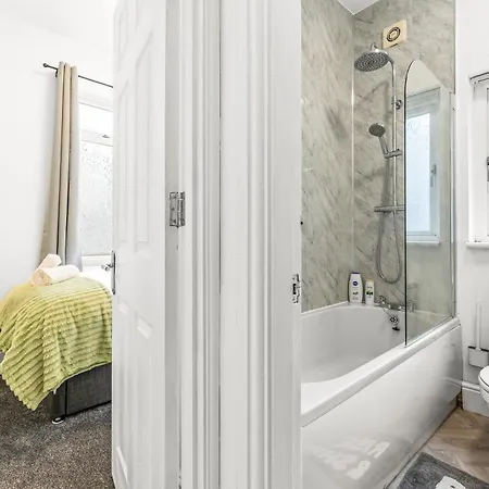 Appartamento Comfortable 4 Bed - Free Parking & Fast Wifi *