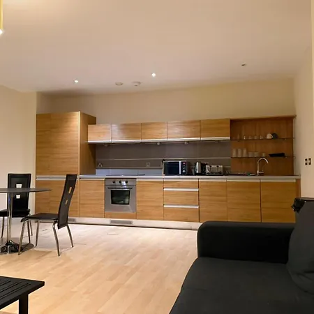 Spacious 2-Bed Apartment In Manchester City Centre