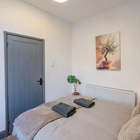 Tallis House, Near Centre, Sleeps 8 By Nmb *