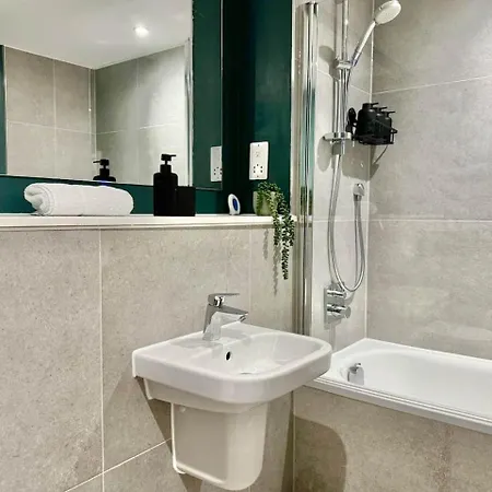3 Bedroom Penthouse Roof Garden Parking Canal *