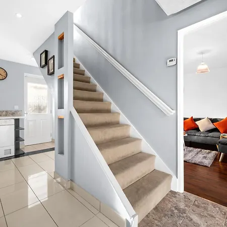 Spacious 3 Bed - Parking, Wi-fi & Garden