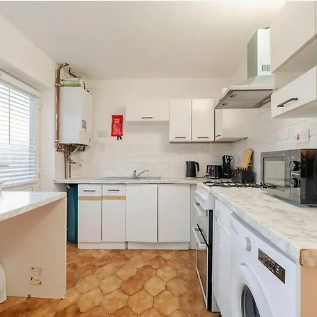 Apartment Lavish 2-bdr & Comfy 5-bed - Ideal For Contractors & Long - Near Piccadilly & Etihad - Fast Wi-fi - Sleeps 7 - Free On-site & On-street Parking - Private Garden