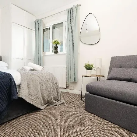 Lavish 2-bdr & Comfy 5-bed - Ideal For Contractors & Long - Near Piccadilly & Etihad - Fast Wi-fi - Sleeps 7 - Free On-site & On-street Parking - Private Garden