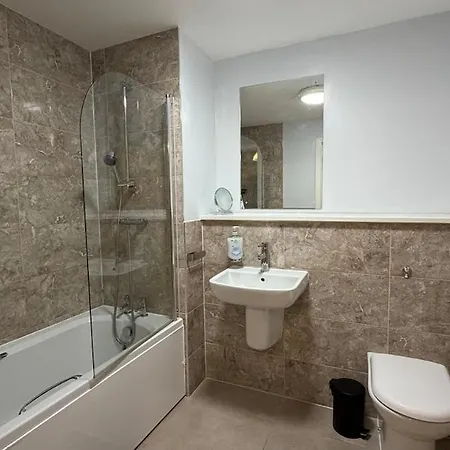 Lux Livin' - Luxury 5 Bed Centre *