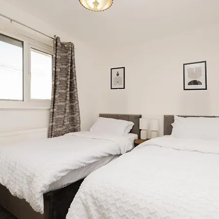4 Mins From Stadium - Sleeps 7 - Near - Driveway Parking Lägenhet
