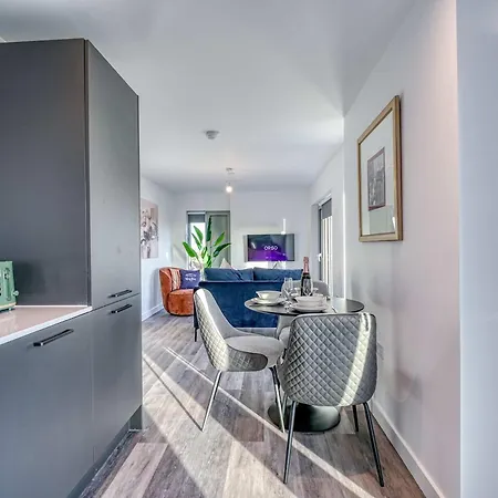 2-br Flat - & Town Centre View -1 Minute To Train & Tram Station - Sleeps 5 Manchester