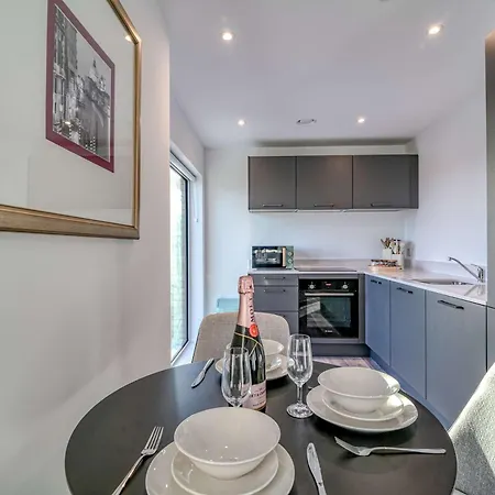 2-br Flat - & Town Centre View -1 Minute To Train & Tram Station - Sleeps 5 * Manchester