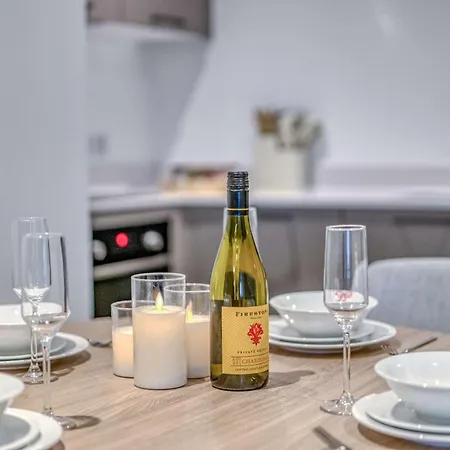 The Trafford Centre - View - Close To Airport - Sleeps 6 *