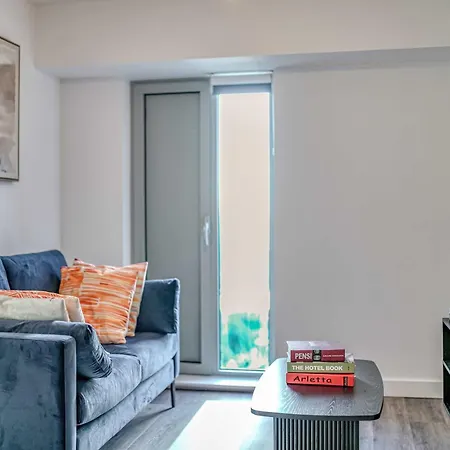 1-br Flat In Eccles - 1 Minute Walk To Train & Tram Station - Sleeps 3