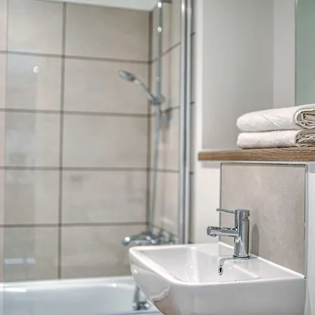 1-br Flat In Eccles - 1 Minute Walk To Train & Tram Station - Sleeps 3