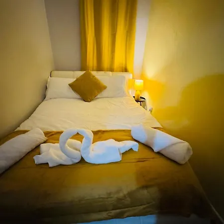 Air Conditioned Luxury 2-bed Apartment,office With Built-in Tv King Bed, Private Entrance And Free Parking