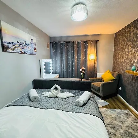Air Conditioned Luxury 2-bed Apartment,office With Built-in Tv King Bed, Private Entrance And Free Parking Apartament *