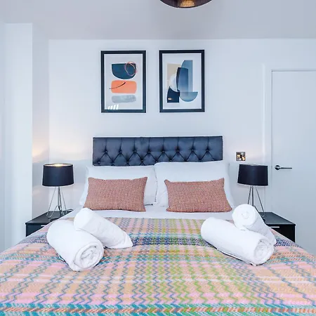 View With Pool مانشستر