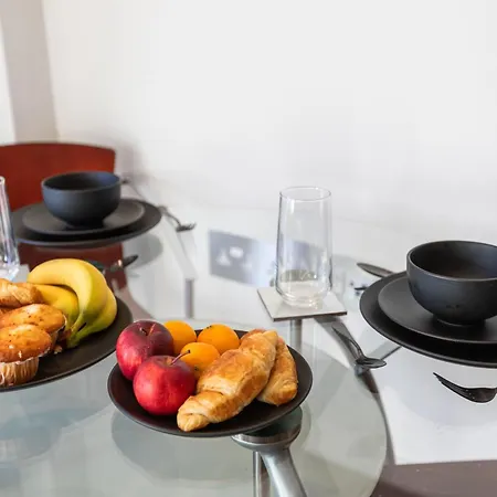 Centre 1b With Free Private Parking & Balcony *