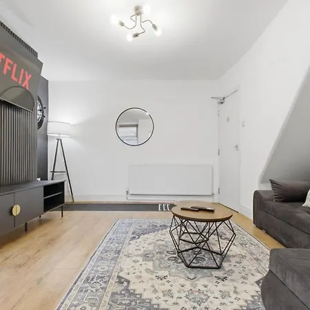 Spacious 4 Bedroom House With Pacman,darts, Netflix By Vista Short Lets Apartment