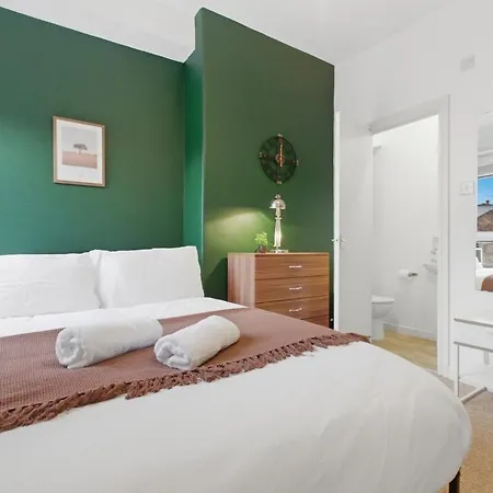 Apartment Spacious 4 Bedroom House With Pacman,darts, Netflix By Vista Short Lets *